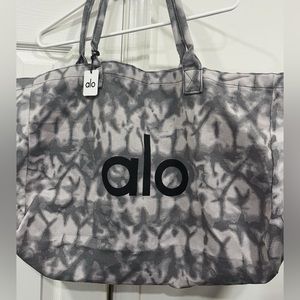 Alo Bag NWT
This is a great size to take with you to the gym